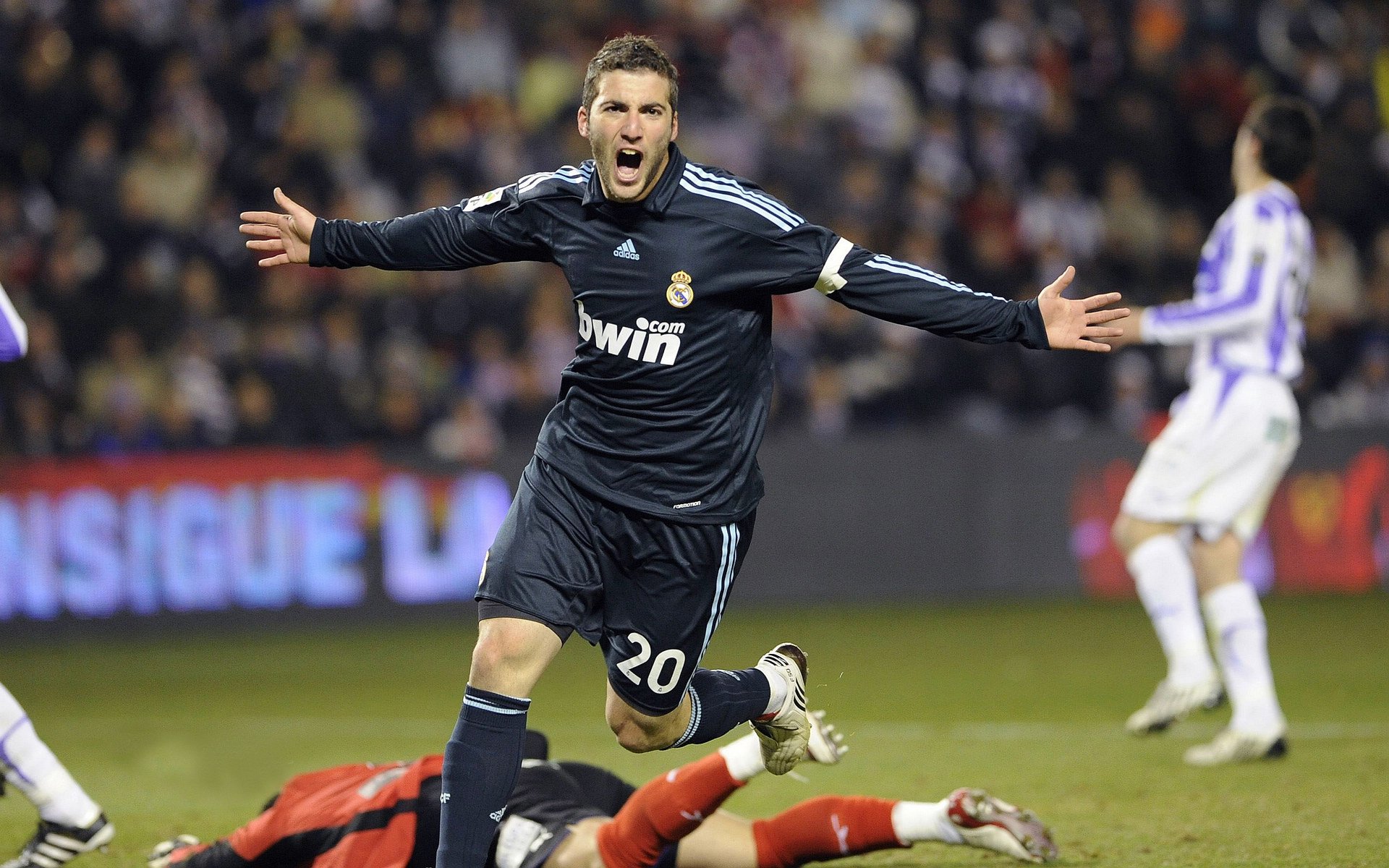 开云中国官网-冠军球队球员退役典礼温馨感人球迷纷纷致敬，球员退役说的话